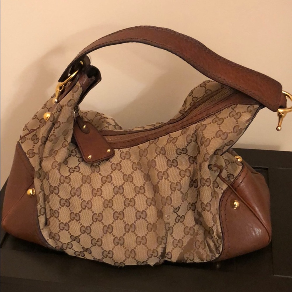 Gucci shoulder Hand bag, slightly used, Was $1000